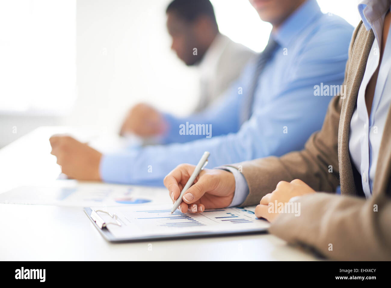 Reihe von Menschen, die Hinweise auf Arbeitsblatt Stockfoto