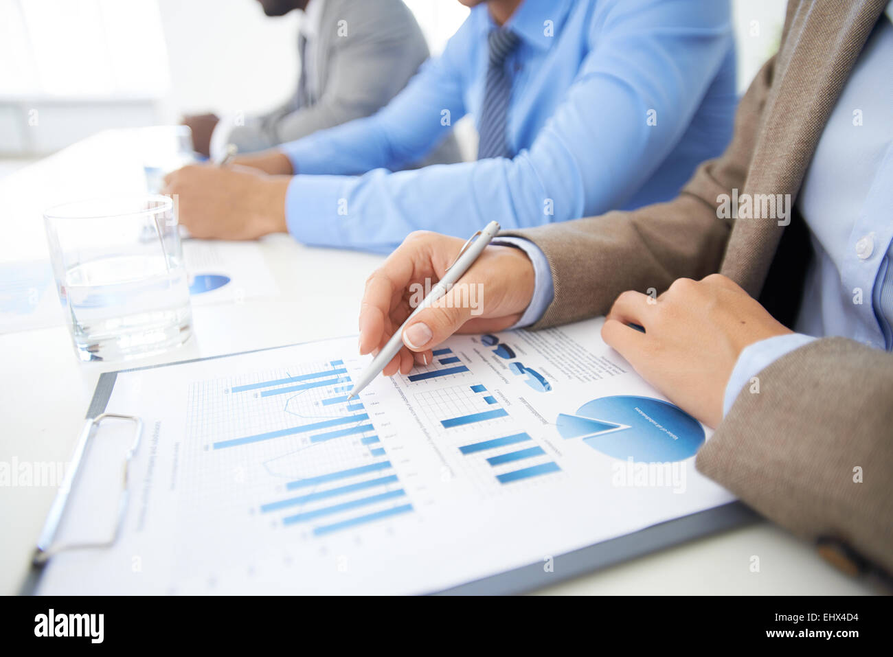 Frauen lesen Finanzbericht am seminar Stockfoto