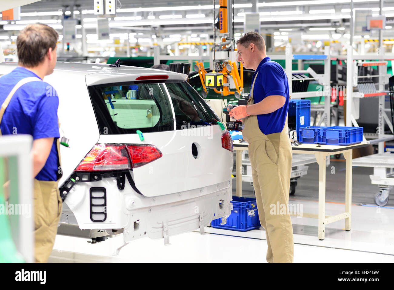 Produktion von VW Autos in einer Fabrik Arbeiter Installation Rückleuchten Stockfoto