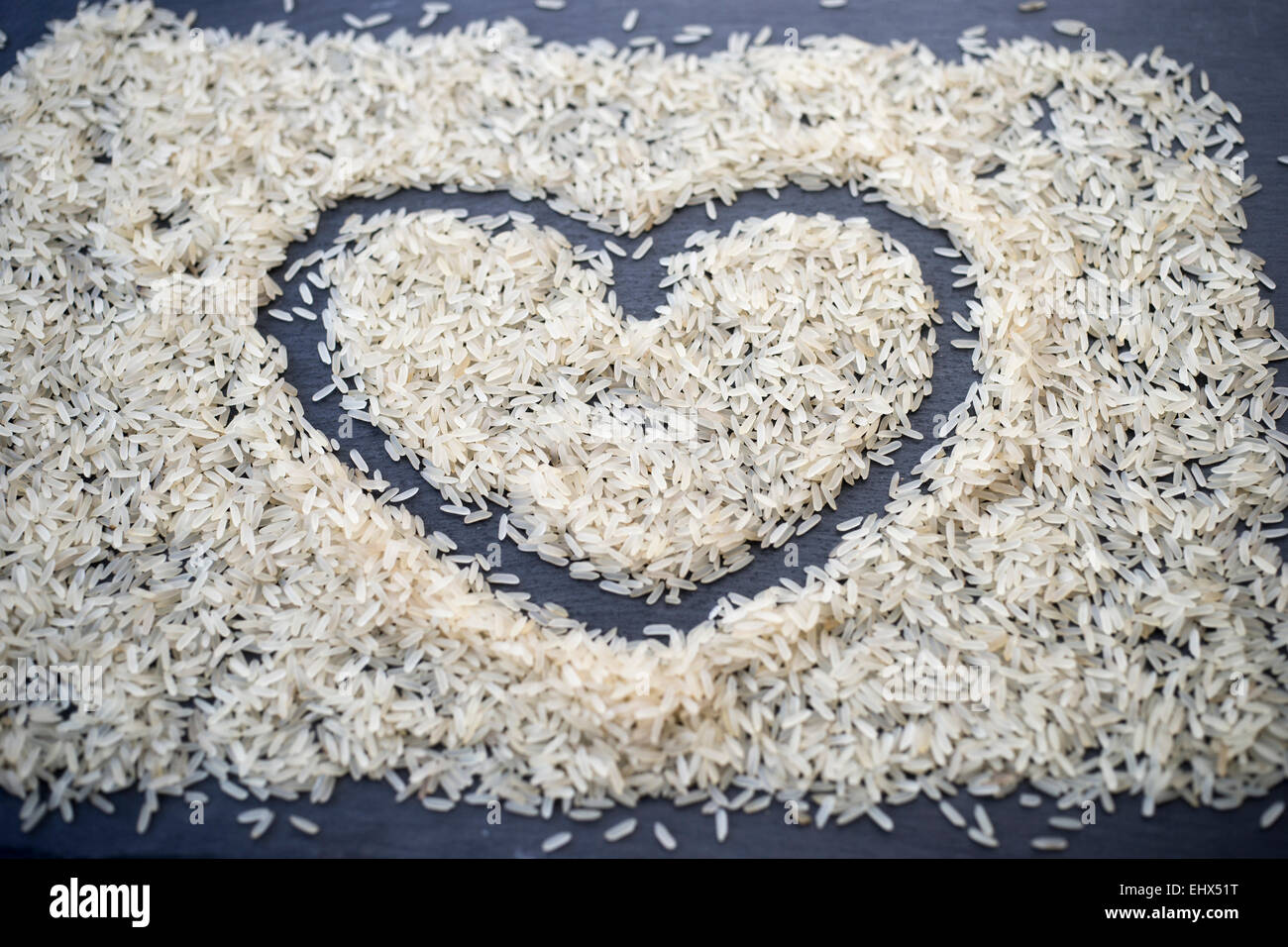 Herzform mit Reiskörnern Stockfoto