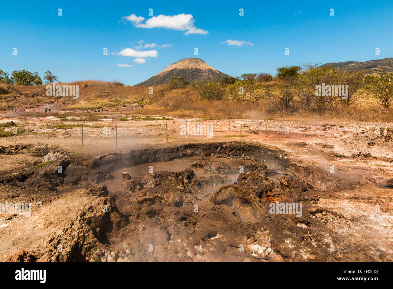 Schlammlöcher, Fumarolen & Volcan Santa Clara im thermischen Bereich San Jacinto nördlich von Leon; Leon, Nicaragua Stockfoto