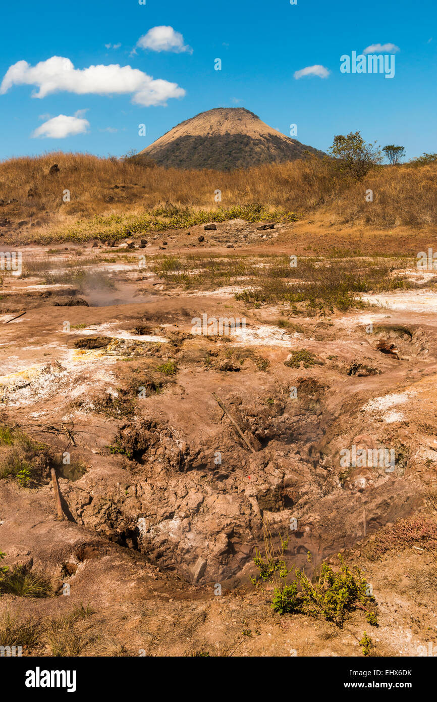 Schlammlöcher, Fumarolen & Volcan Santa Clara im thermischen Bereich San Jacinto nördlich von Leon; Leon, Nicaragua Stockfoto