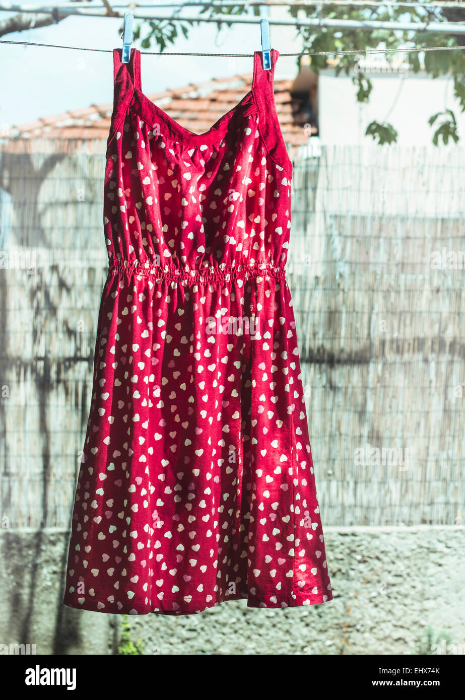 Bulgarien, roten Kleid mit Herzformen auf Wäsche Stockfoto