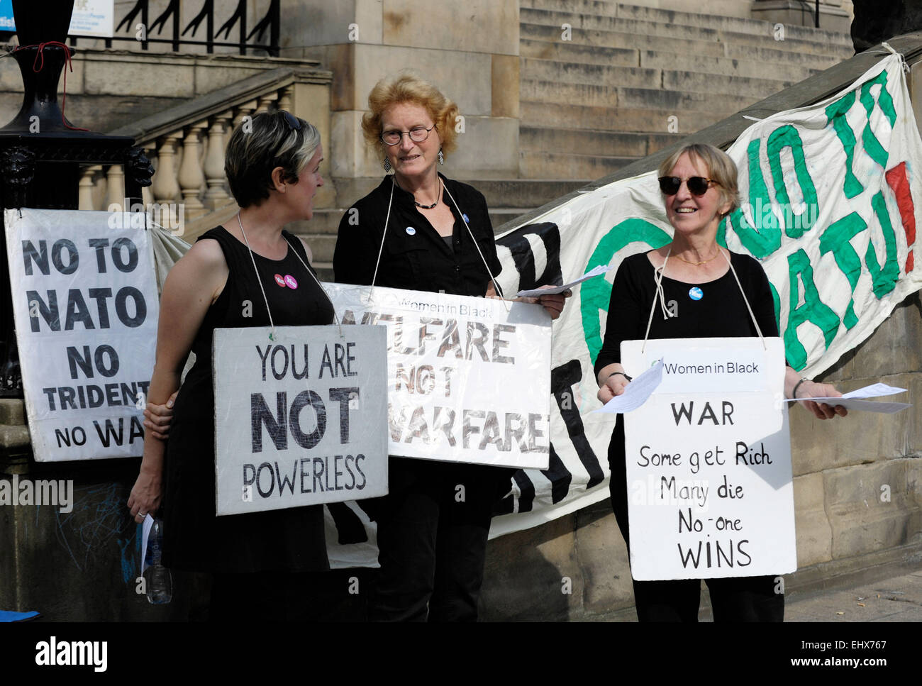 Edinburgh-Gruppe, die Frauen in schwarz zu protestieren gegen die NATO und Massenvernichtungswaffen und zur Unterstützung der ja-Kampagne für die schottische Unabhängigkeit Referendum 2014 mit: Atmosphäre wo: Edinburgh, Vereinigtes Königreich bei: 06 Sep 2014 Stockfoto