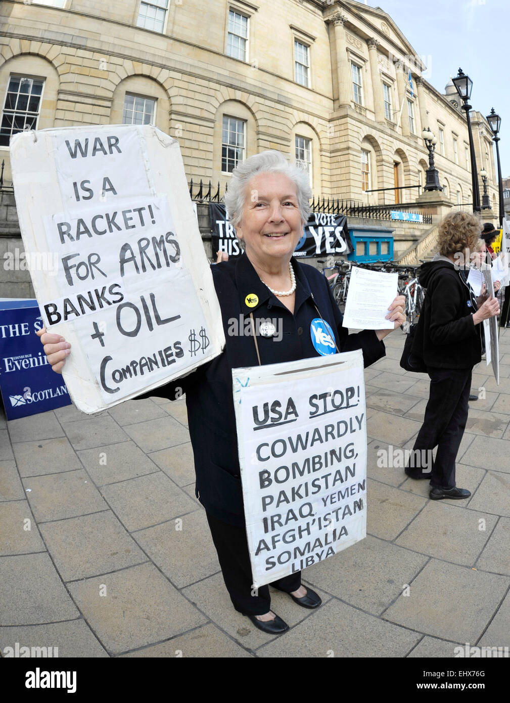 Edinburgh-Gruppe, die Frauen in schwarz zu protestieren gegen die NATO und Massenvernichtungswaffen und zur Unterstützung der ja-Kampagne für die schottische Unabhängigkeit Referendum 2014 mit: Atmosphäre wo: Edinburgh, Vereinigtes Königreich bei: 06 Sep 2014 Stockfoto