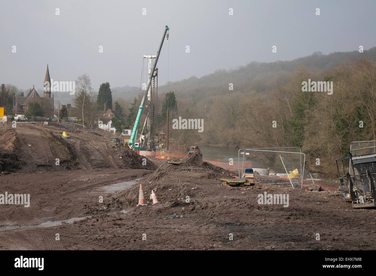 Flussufer-Stabilisierung funktioniert über den Fluss Severn, Shropshire, England. Stockfoto