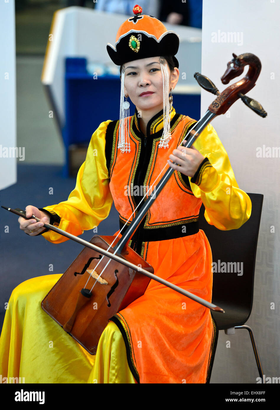 Mongolischer Musiker spielt die Pferdekopf Geige oder Morin Khuur, Morin Chuur, Mongolei auch Stockfoto