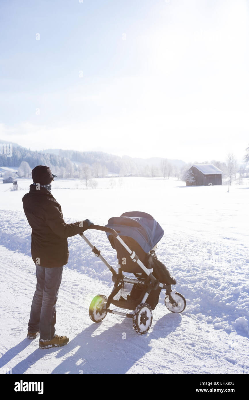 Österreich, Salzburger Land, Steinernes Meer, Mutter mit Kinderwagen im  winter Stockfotografie - Alamy