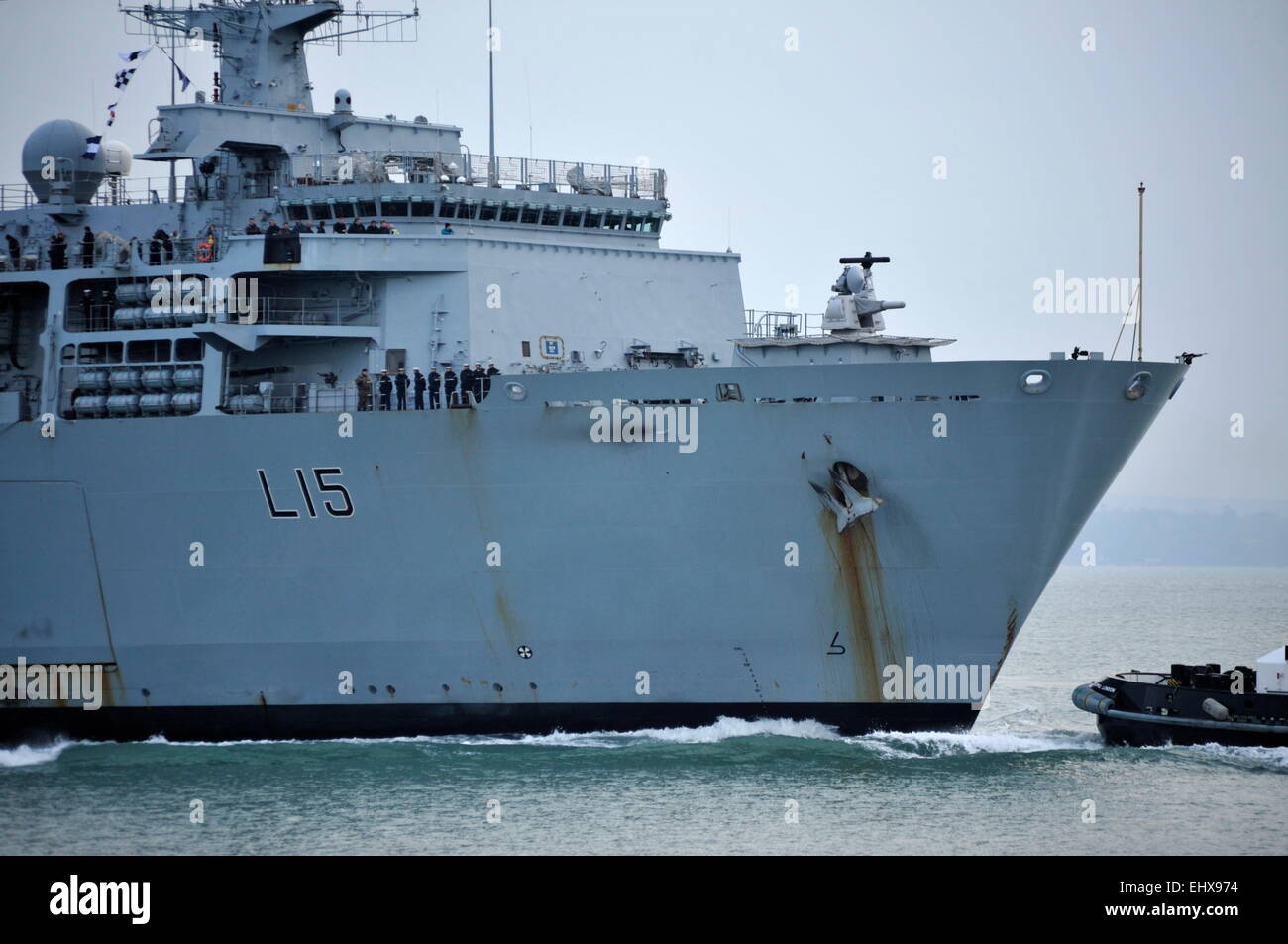 AJAXNETPHTO. 14. MÄRZ 2015. PORTSMOUTH, ENGLAND. -FLOTTE FLAGGSCHIFF KEHRT ZURÜCK - GESTREIFT ROST LANDUNG PLATTFORM DOCK ANGRIFF SCHIFF HMS BULWARK (L15) EINGABE HAFEN. FOTO: TONY HOLLAND/AJAX REF; DTH151403 37217 Stockfoto