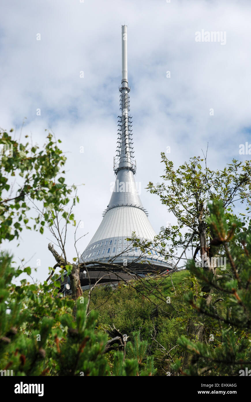 Jeschken Tower ist ein Hotel und Sender auf dem Gipfel eines Berges in Liberec, Tschechien. Stockfoto