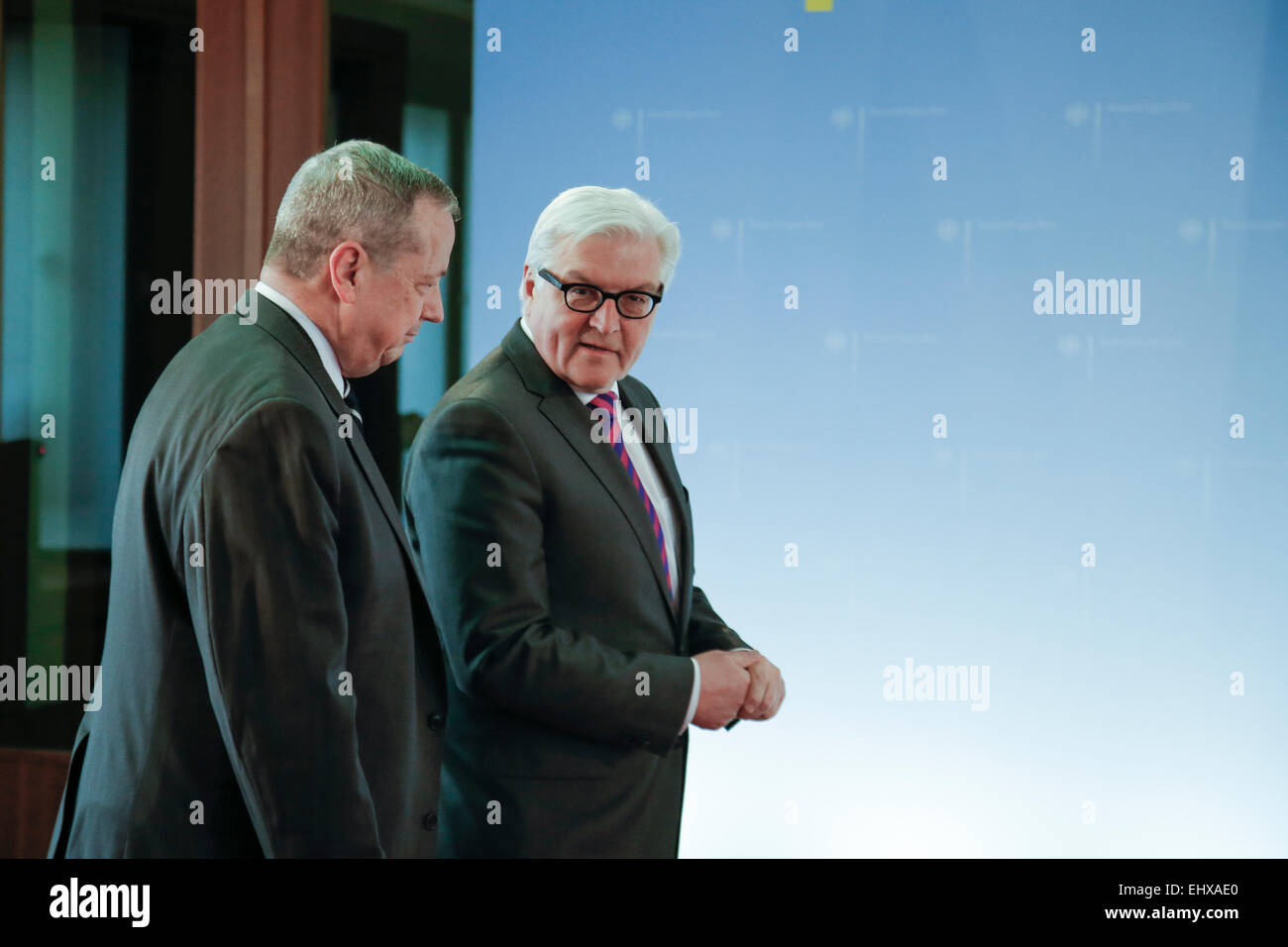 Berlin, Deutschland. 18. März 2015. Bundesaußenminister Steinmeier erhält General John Allen, die Spezial-im Auftrag des US-Präsidenten für die Anti ISIS Allianz zu einer Diskussion im Auswärtigen Amt am 18. März 2015, in Berlin, Deutschland. / Bild: US-General John Allen und der deutsche Außenminister Frank-Walter Steinmeier. Bildnachweis: Reynaldo Chaib Paganelli/Alamy Live-Nachrichten Stockfoto