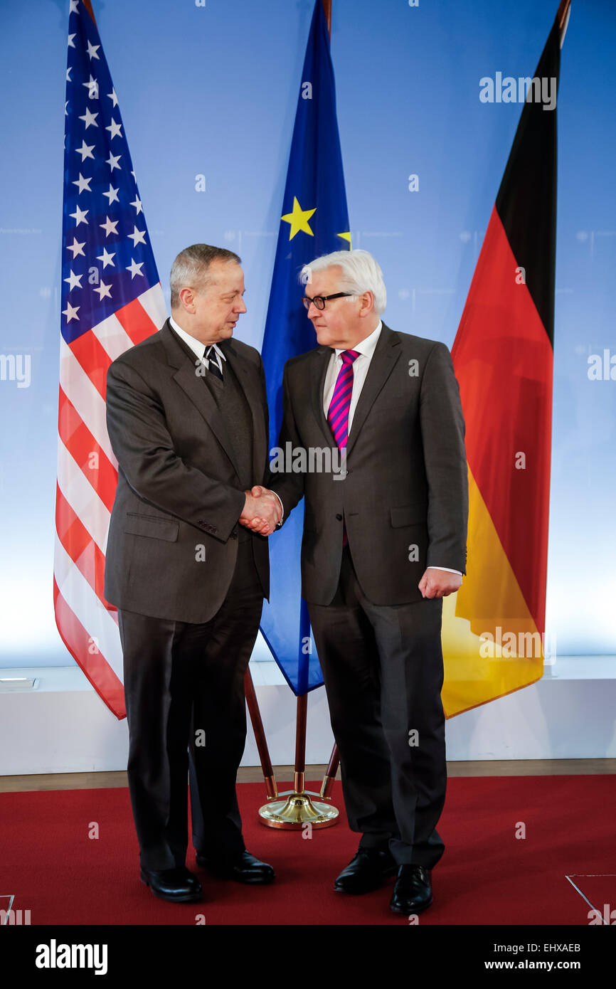 Berlin, Deutschland. 18. März 2015. Bundesaußenminister Steinmeier erhält General John Allen, die Spezial-im Auftrag des US-Präsidenten für die Anti ISIS Allianz zu einer Diskussion im Auswärtigen Amt am 18. März 2015, in Berlin, Deutschland. / Bild: US-General John Allen Händeschütteln mit Bundesaußenminister Frank-Walter Steinmeier. Bildnachweis: Reynaldo Chaib Paganelli/Alamy Live-Nachrichten Stockfoto