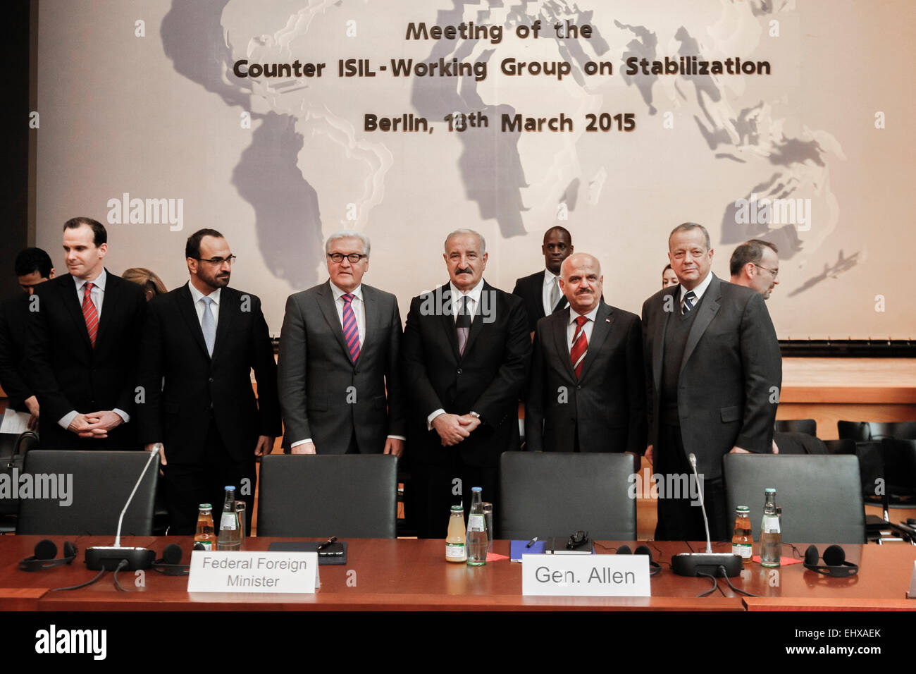 Berlin, Deutschland. 18. März 2015. Bundesaußenminister Steinmeier eröffnet die erste Sitzung der Arbeitsgruppe "Stabilisierung im Rahmen der internationalen Allianz gegen den Terrormiliz ISIS", wo Deutschland den Vorsitz der Gruppe zusammen mit den Vereinigten Arabischen Emiraten hat. Im Auswärtigen Amt am 18. März 2015, in Berlin, Deutschland. / Foto: Frank-Walter Steinmeier, Bundesaußenminister und der US-General John Allen und Vertreter der arabischen Länder unter einer Gruppe Bild vor Beginn treffen. Bildnachweis: Reynaldo Chaib Paganelli/Alamy Live-Nachrichten Stockfoto