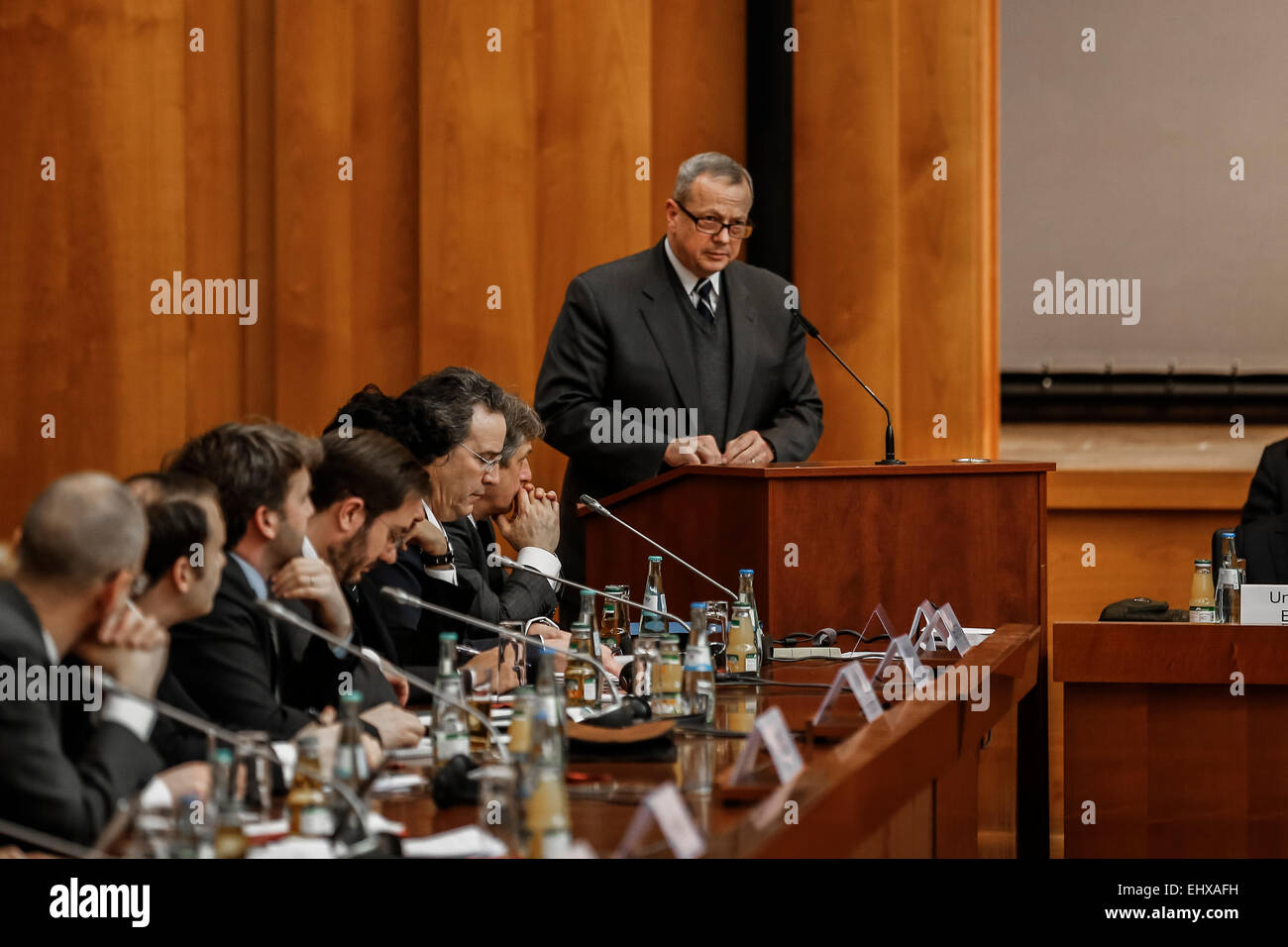 Berlin, Deutschland. 18. März 2015. Bundesaußenminister Steinmeier eröffnet die erste Sitzung der Arbeitsgruppe "Stabilisierung im Rahmen der internationalen Allianz gegen den Terrormiliz ISIS", wo Deutschland den Vorsitz der Gruppe zusammen mit den Vereinigten Arabischen Emiraten hat. Im Auswärtigen Amt am 18. März 2015, in Berlin, Deutschland. / Bild: US-General John Allen während des Treffens in Berlin. Bildnachweis: Reynaldo Chaib Paganelli/Alamy Live-Nachrichten Stockfoto