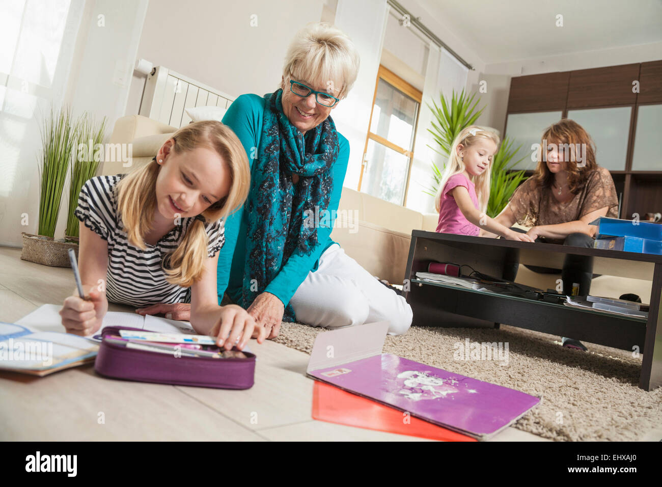 Drei-Generationen-Familie im Wohnzimmer, Bayern, Deutschland Stockfoto