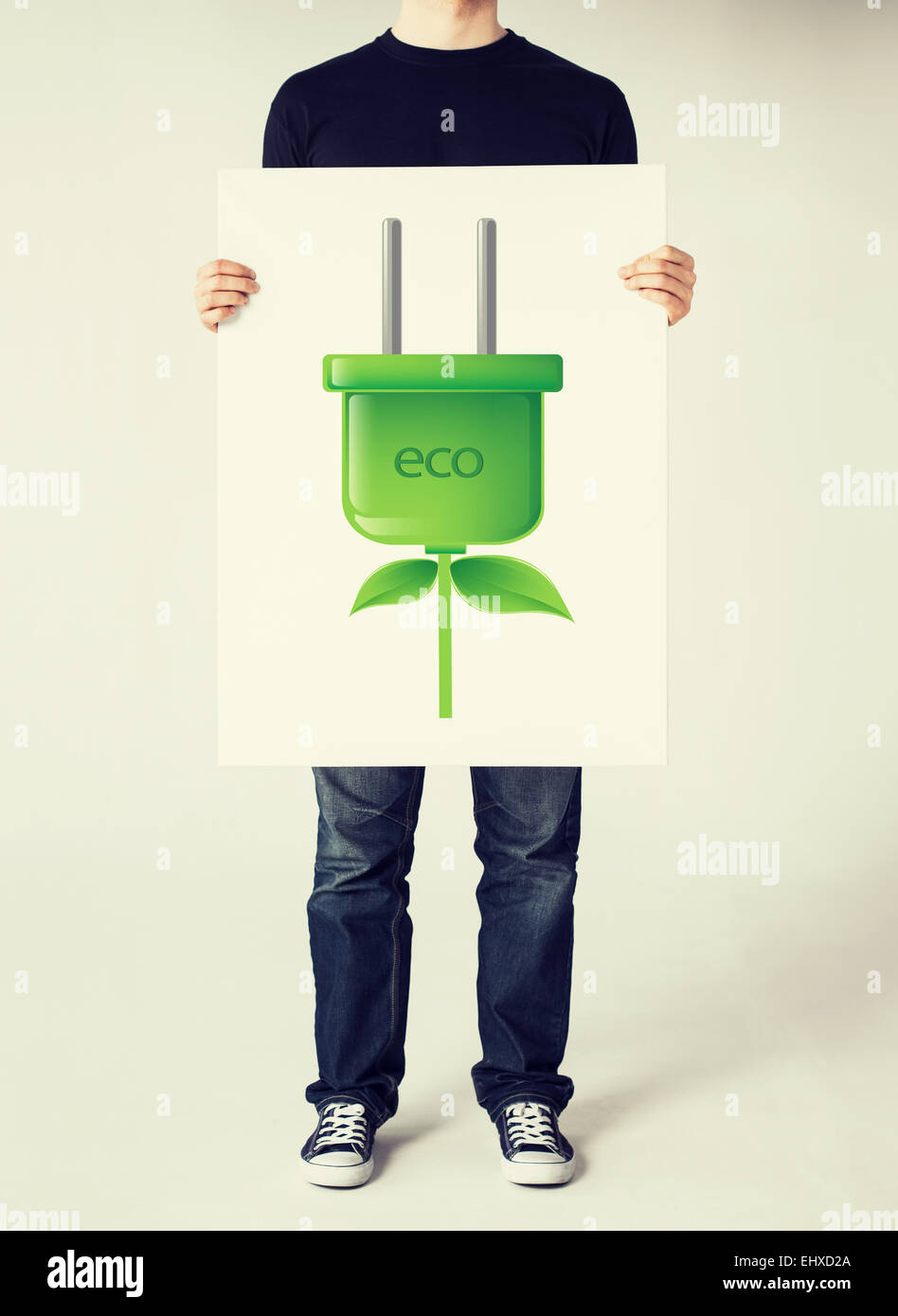 Hände halten Bild von grünen Electrica Ecol Stecker Stockfoto