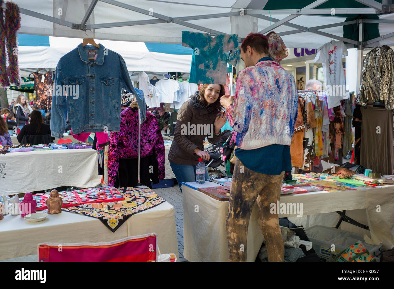 Schüler und ex-Studenten der Universität für die Creative Arts Mieter den Markt in Canterbury zu zeigen und verkaufen ihre Ware Stockfoto