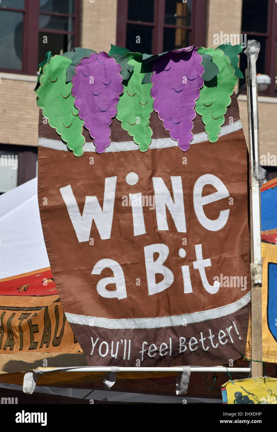Ein lustiges Schild an einen Wein stehen auf dem grünen Markt in Union Square Park in New York City. Stockfoto