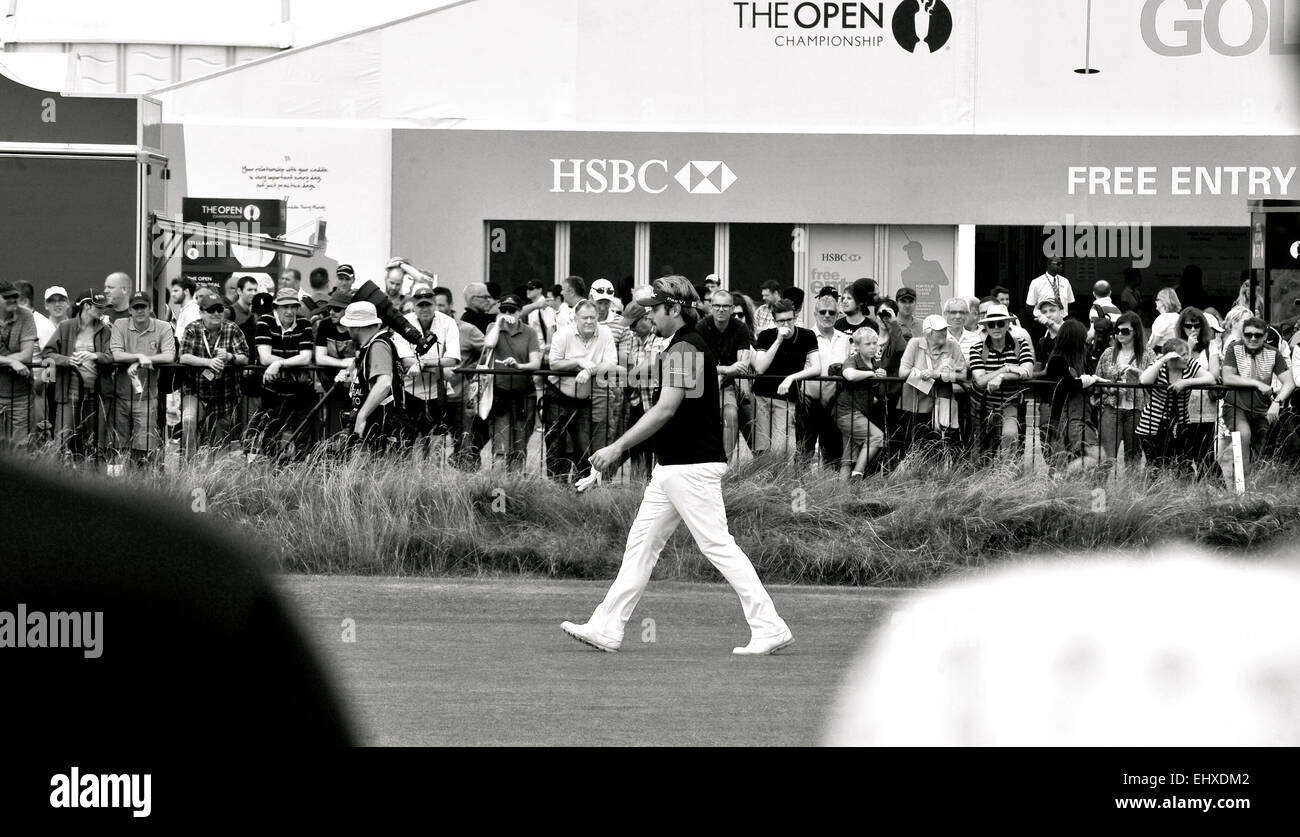 Victor Dubuisson, British Open Golf Championship 2014, Royal Liverpool Hoylake, Loch, Wandern Fairway, schwarz / weiß Stockfoto