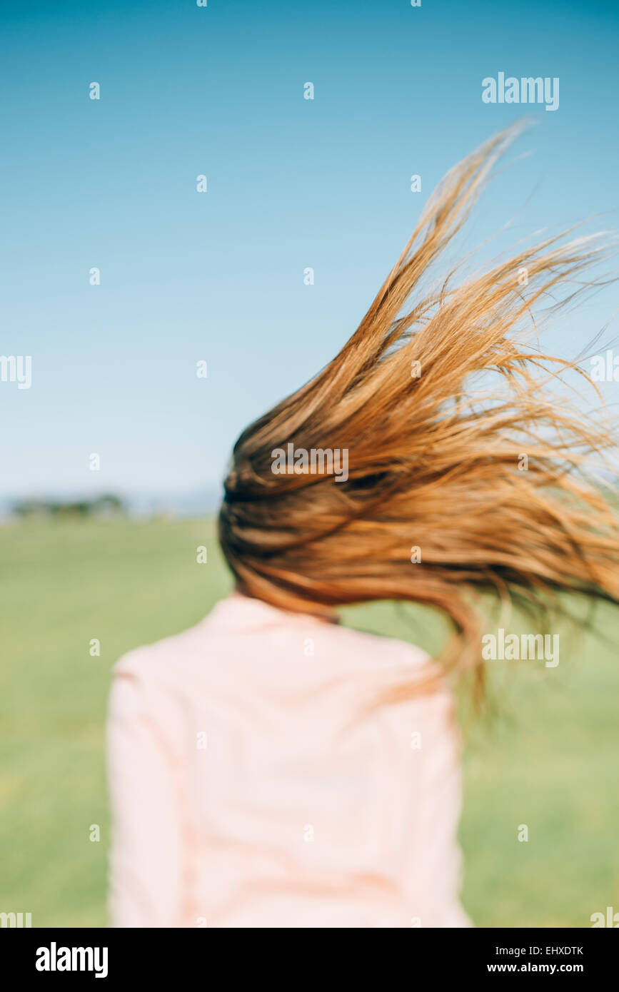 Wind bewegt lange Haar der Frau Stockfoto