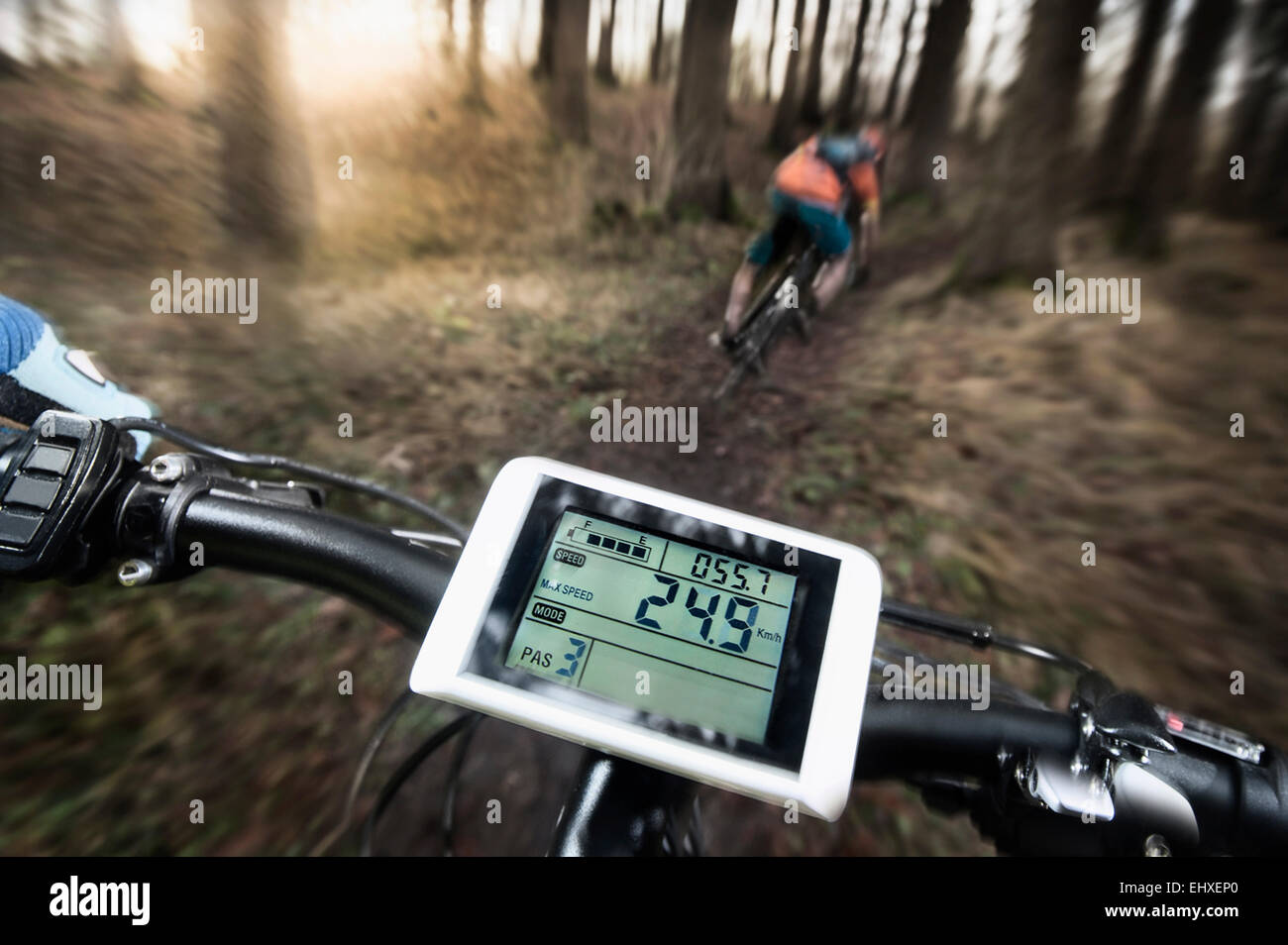 Fahransicht Mountainbike bergab schnell auf Fahrrad, Bayern, Deutschland Stockfoto