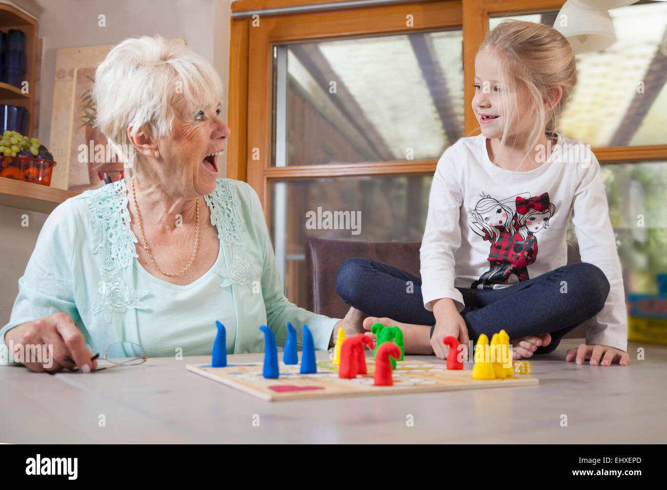 Mädchen spielen Brettspiel mit ihrer Großmutter, Bayern, Deutschland Stockfoto