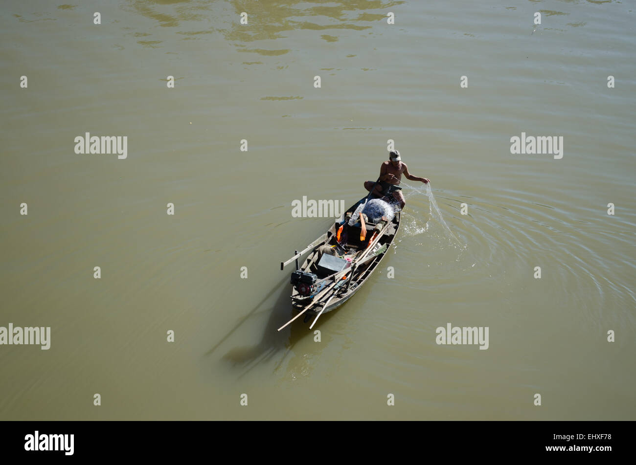 Ein Fischer mit seinem Sampan am Mekong River, südwestlichen Vietnam. Stockfoto