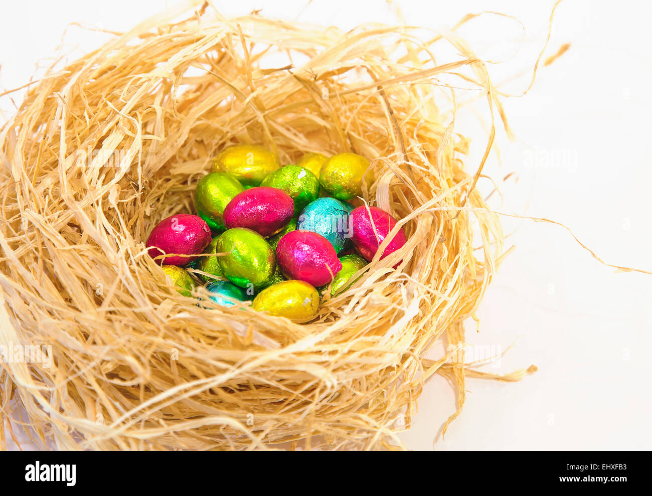 Feste, religiöse, Ostern, Nahaufnahme von Mini Schokoladeneier im Stroh Bett. Stockfoto