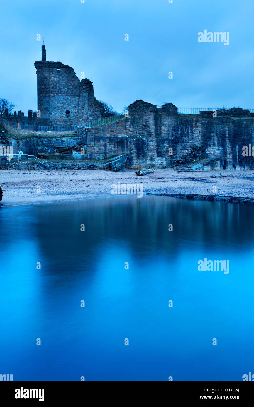 St Andrews Castle spiegelt sich im Badeteich vor Dawn St Andrews Fife Schottland Stockfoto