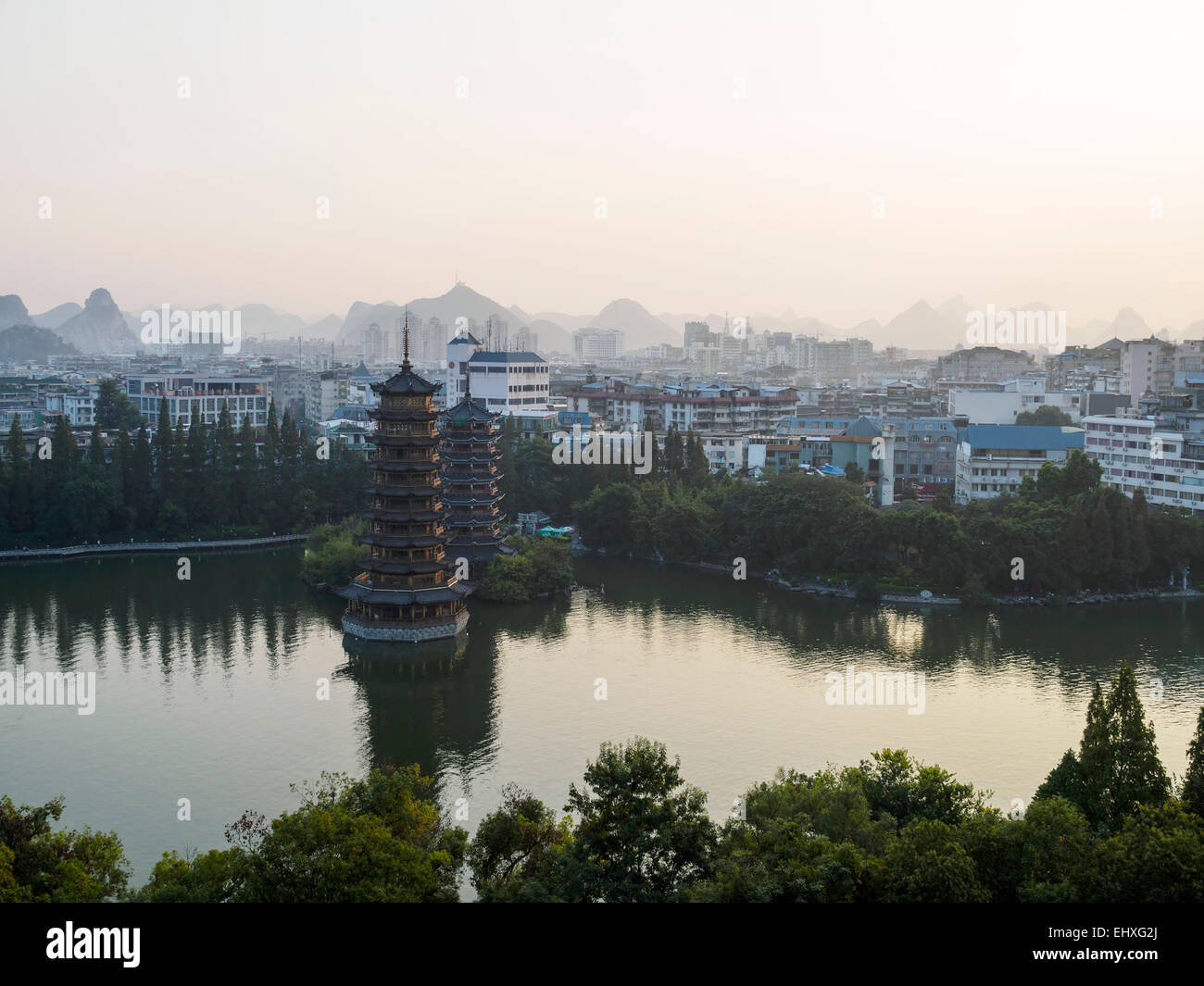 Die Sonne und Mond Pagoden im Banyan See in Guilin, China Stockfoto