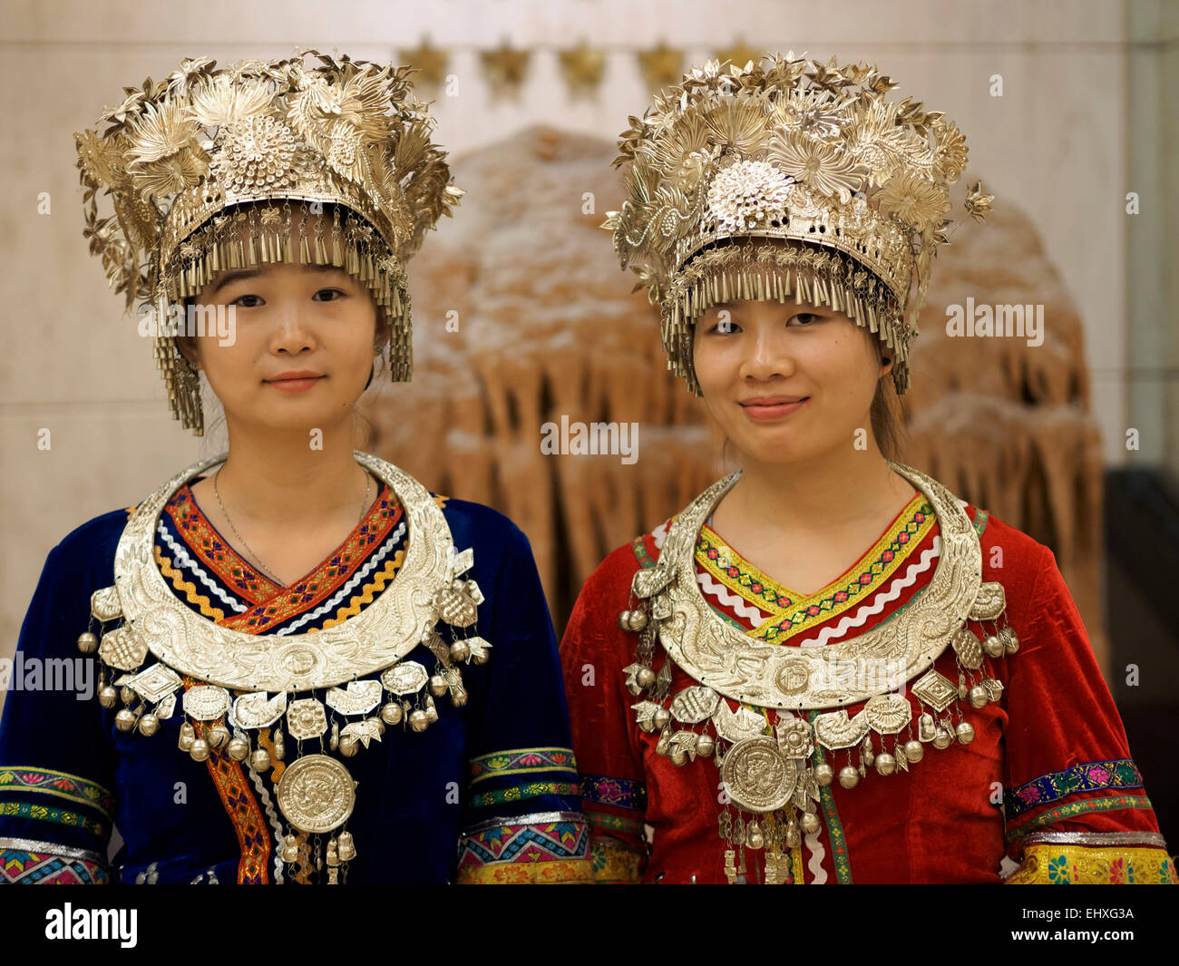 Porträt von zwei jungen Frauen tragen traditionelle Miao ethnische Minderheit Kleidung Outfits in Guilin, China Stockfoto