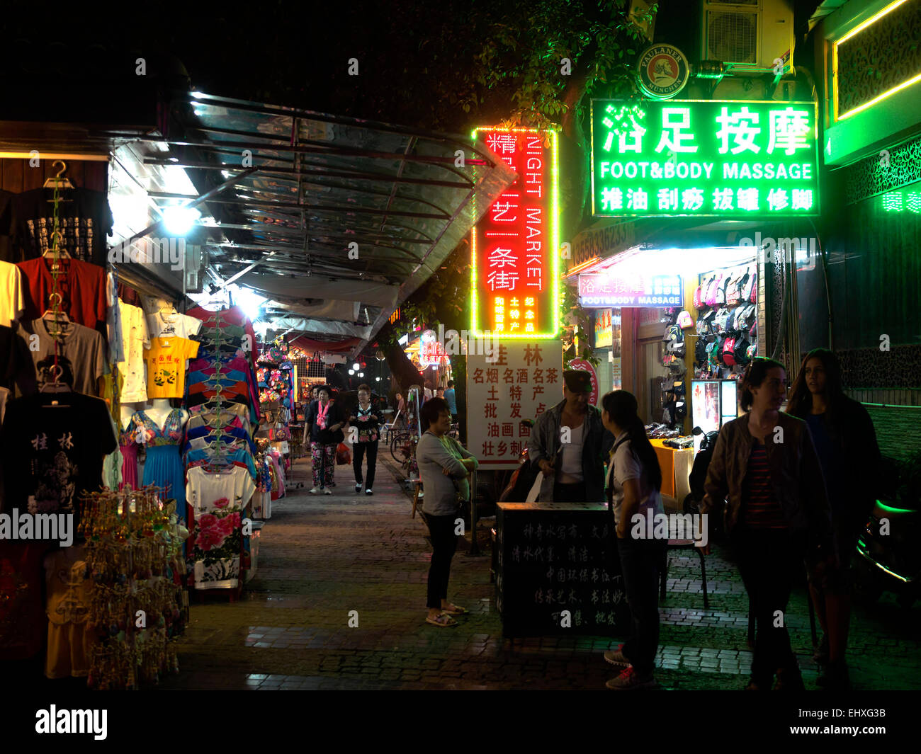 Massagesalon Leuchtreklame auf einer Straße in Guilin, China, Asien Stockfoto