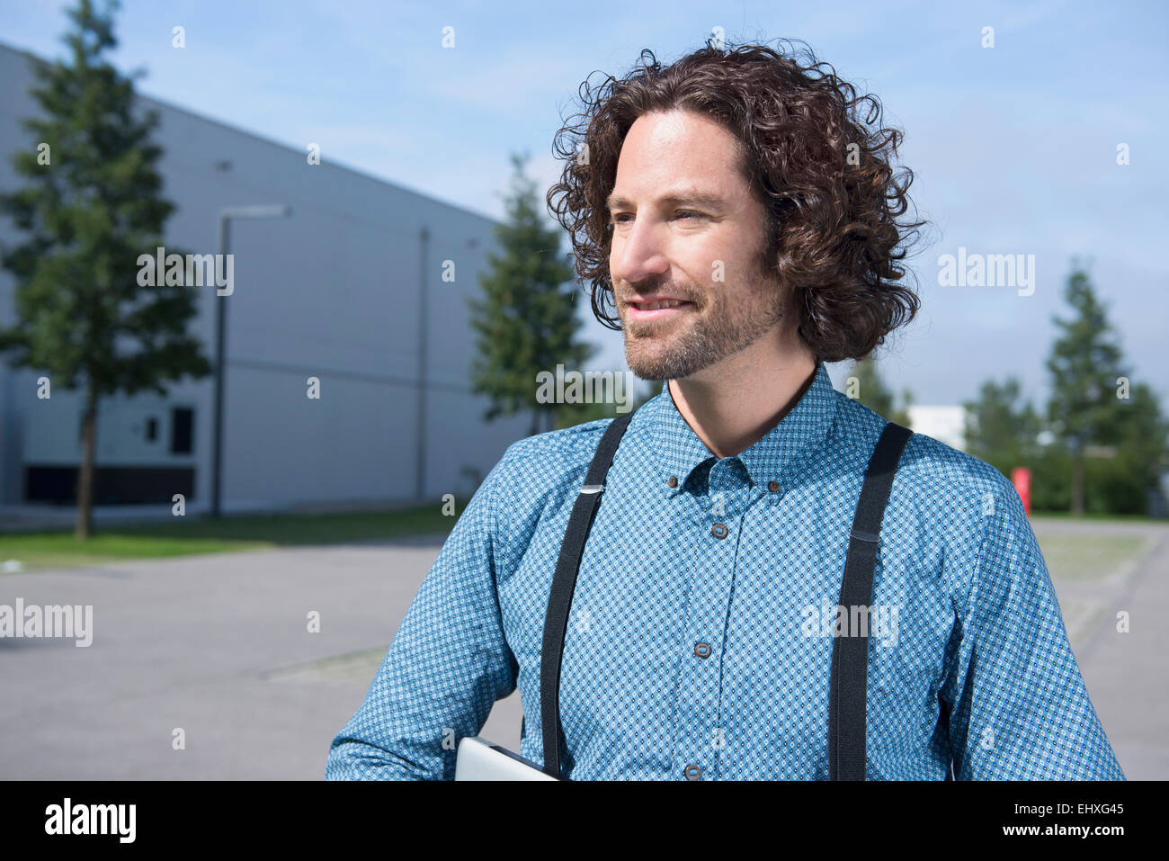 Nahaufnahme Porträt junger Mann mit langen Haaren Klammern Stockfoto