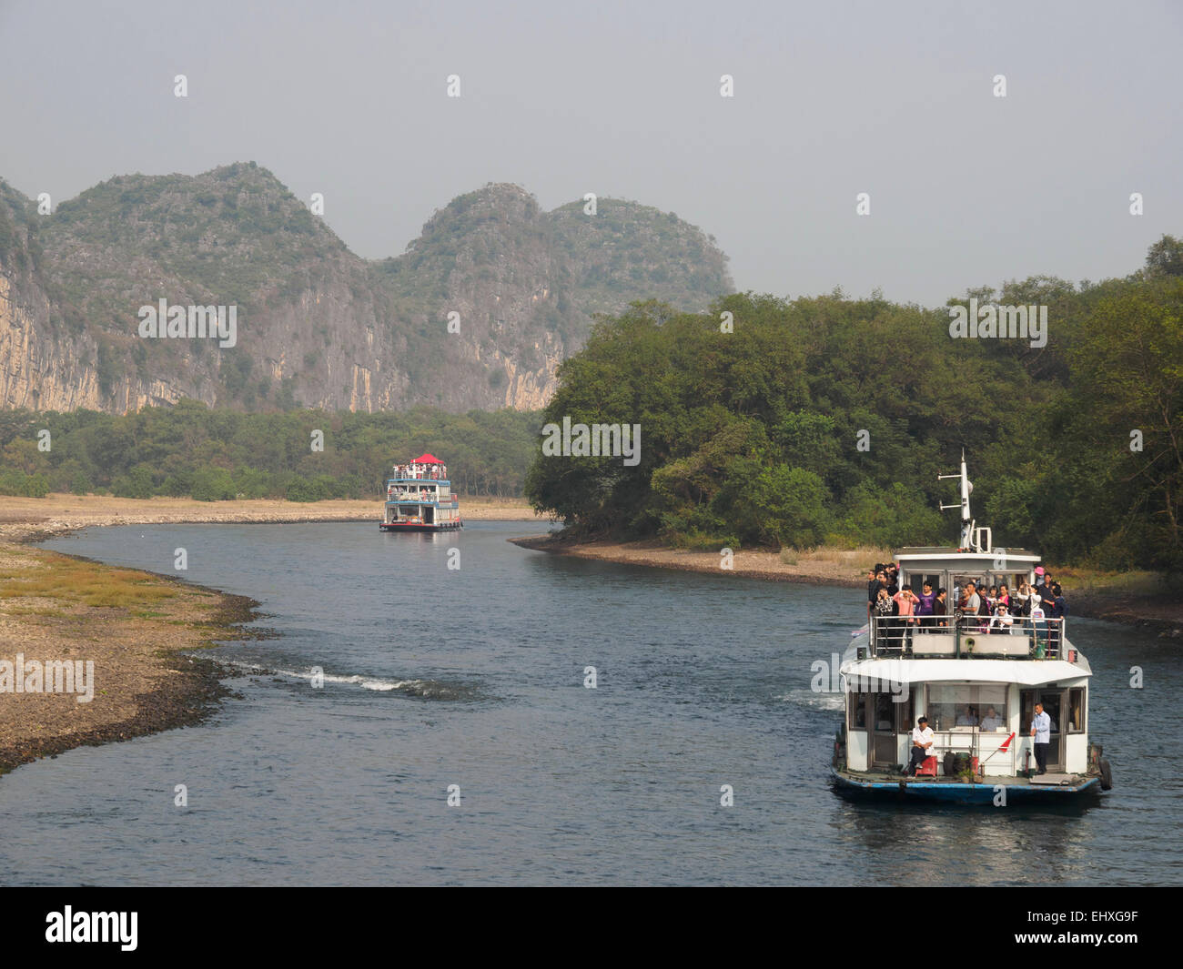 Touristischen Kreuzfahrt Boote auf dem Li-Fluss in der Nähe von Yangshuo, Guilin, China Stockfoto