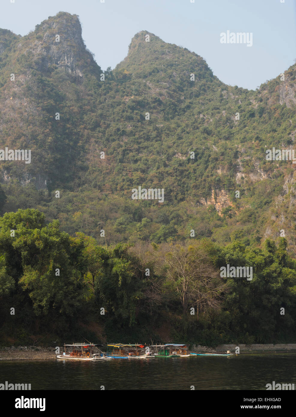 Touristischen Kreuzfahrtschiff auf dem Li-Fluss in der Nähe von Yangshuo, Guilin, China Stockfoto