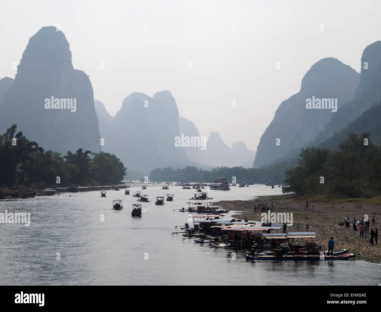 Touristischen Kreuzfahrt Boote auf dem Li-Fluss in der Nähe von Yangshuo, Guilin, China Stockfoto