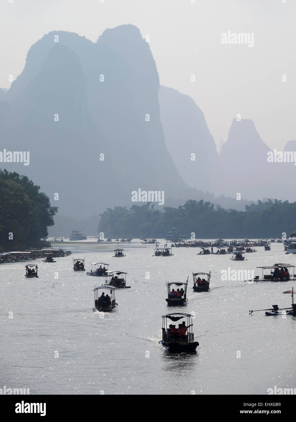 Touristischen Kreuzfahrt Boote auf dem Li-Fluss in der Nähe von Yangshuo, Guilin, China Stockfoto