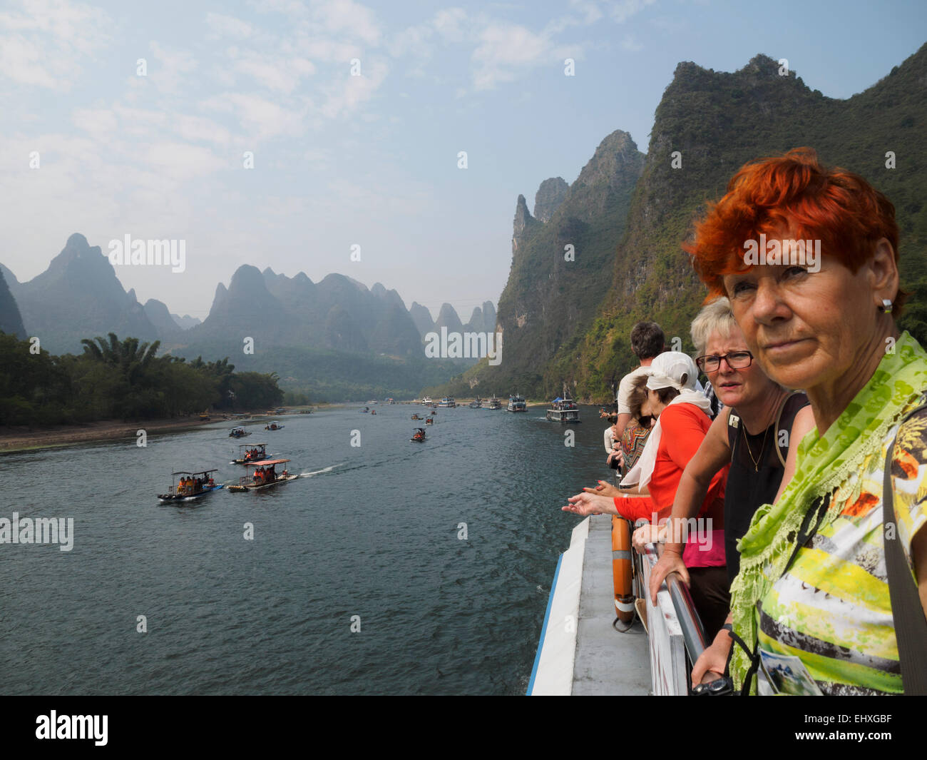 Touristen auf dem Deck eines Kreuzfahrtschiffes Boot auf dem Li-Fluss in der Nähe von Yangshuo, Guilin, China Stockfoto