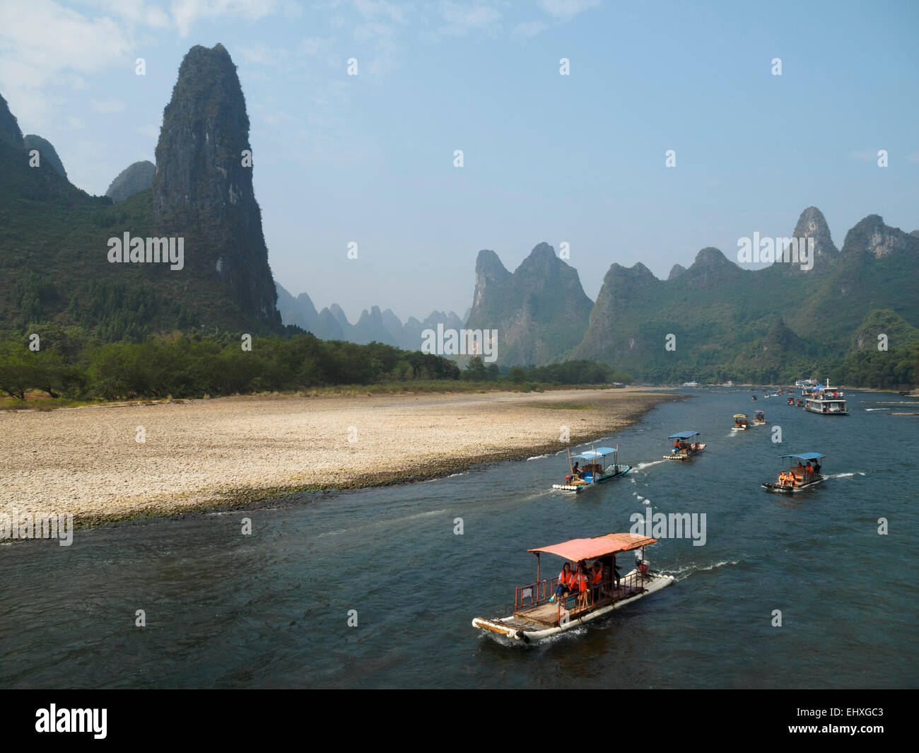 Touristischen Kreuzfahrt Boote auf dem Li-Fluss in der Nähe von Yangshuo, Guilin, China Stockfoto