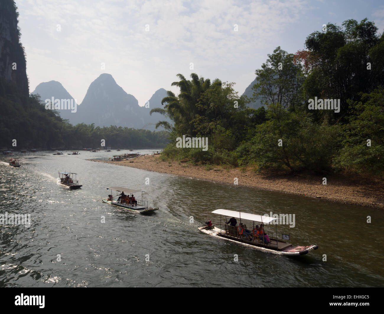 Touristischen Kreuzfahrt Boote auf dem Li-Fluss in der Nähe von Yangshuo, Guilin, China Stockfoto