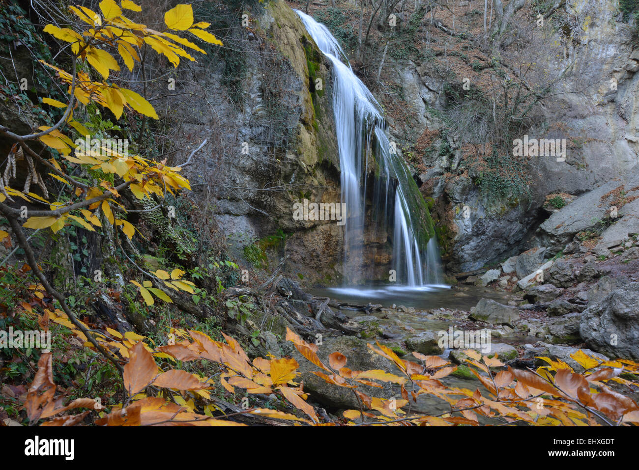 Diese Ansicht berühmten Wasserfall hat Djur-Djur (Krim) im Herbst. Gelbe Blätter stehen im Vordergrund. Stockfoto