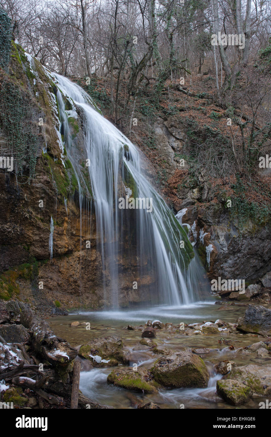 Diese Ansicht Wasserfall Djur Djur hat im Winter. Dies ist ein berühmter Wasserfall des Krim-Gebirges. Stockfoto