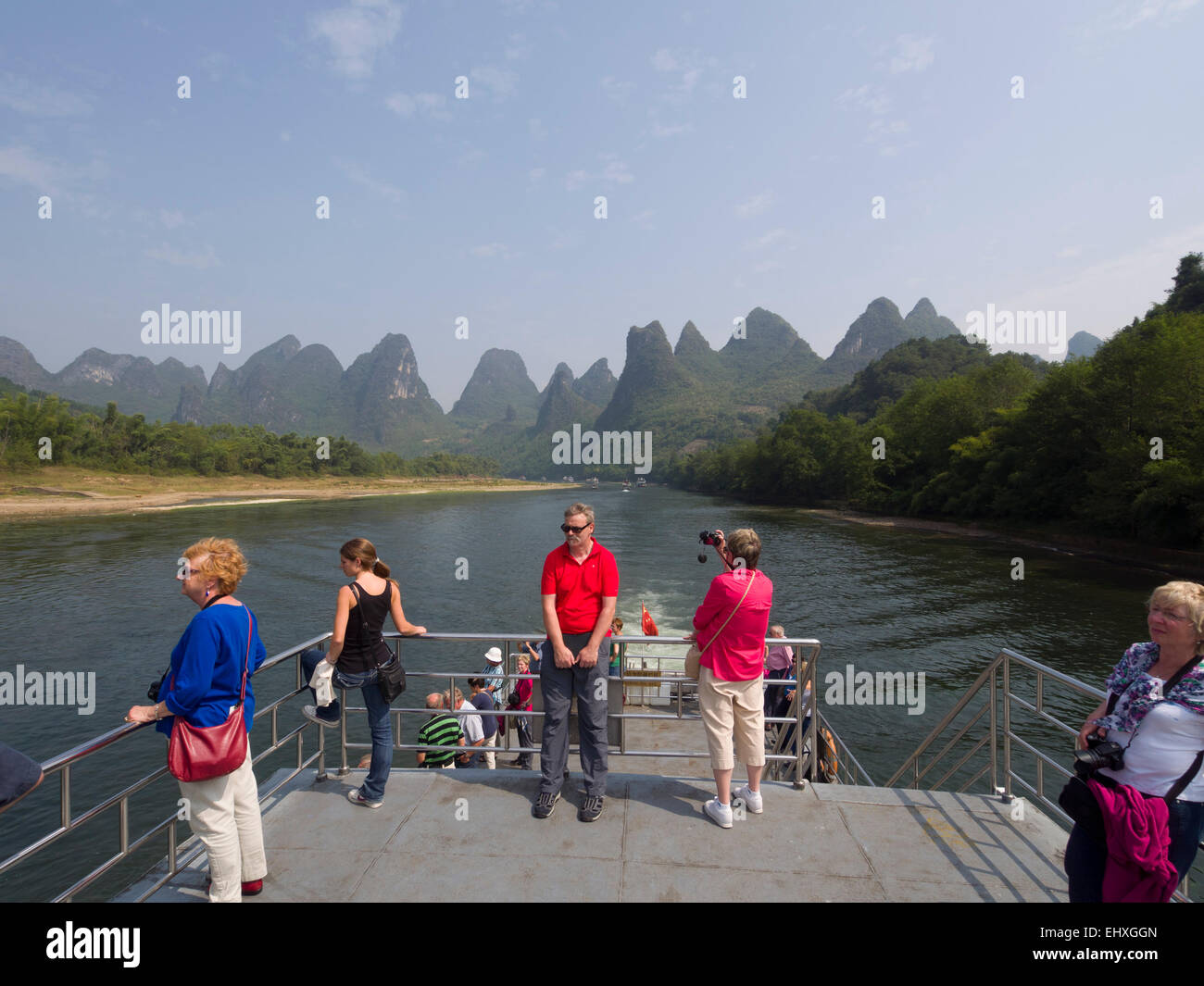 Touristischen Kreuzfahrtschiff auf dem Li-Fluss in der Nähe von Yangshuo, Guilin, China Stockfoto