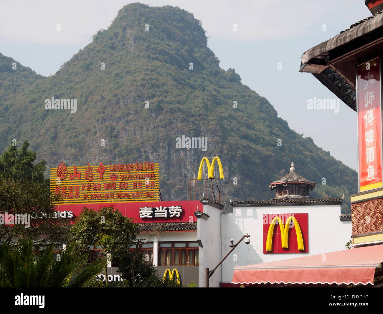 Außenansicht des McDonald's-Restaurant befindet sich in Yangshuo, China Stockfoto
