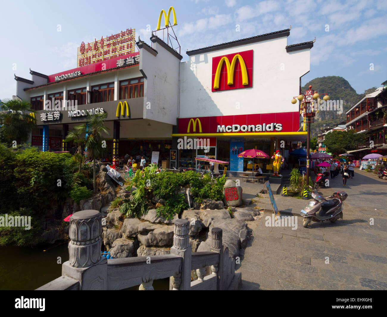 Außenansicht des McDonald's-Restaurant befindet sich in Yangshuo, China Stockfoto