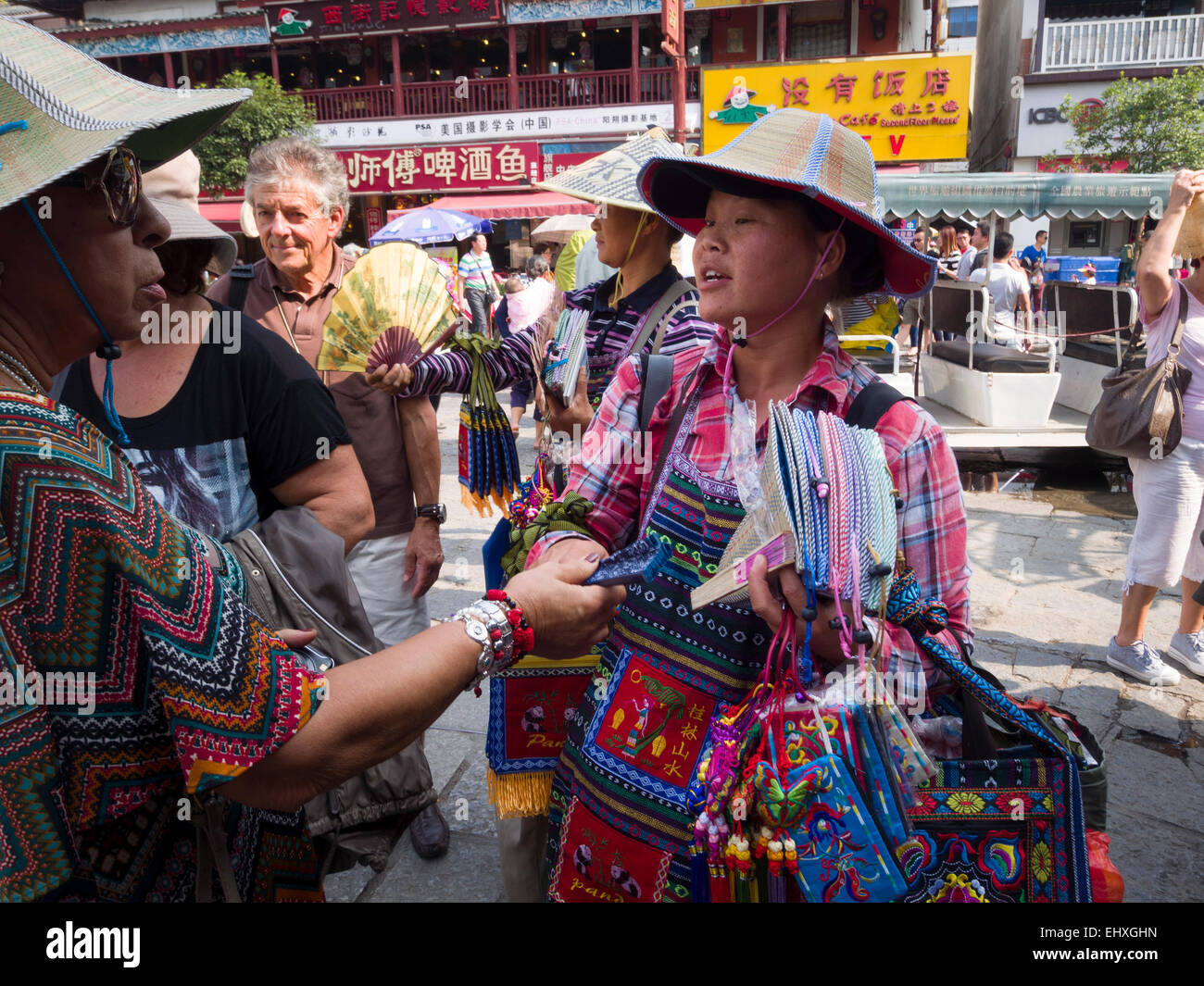 Chinesische Frau verkaufte Hüte und andere waren auf den Straßen von Yangshuo, China Stockfoto
