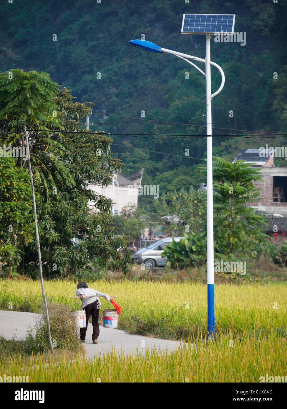 Solarbetriebene Laternenpfahl auf einer ländlichen Gegend in China, Asien Stockfoto