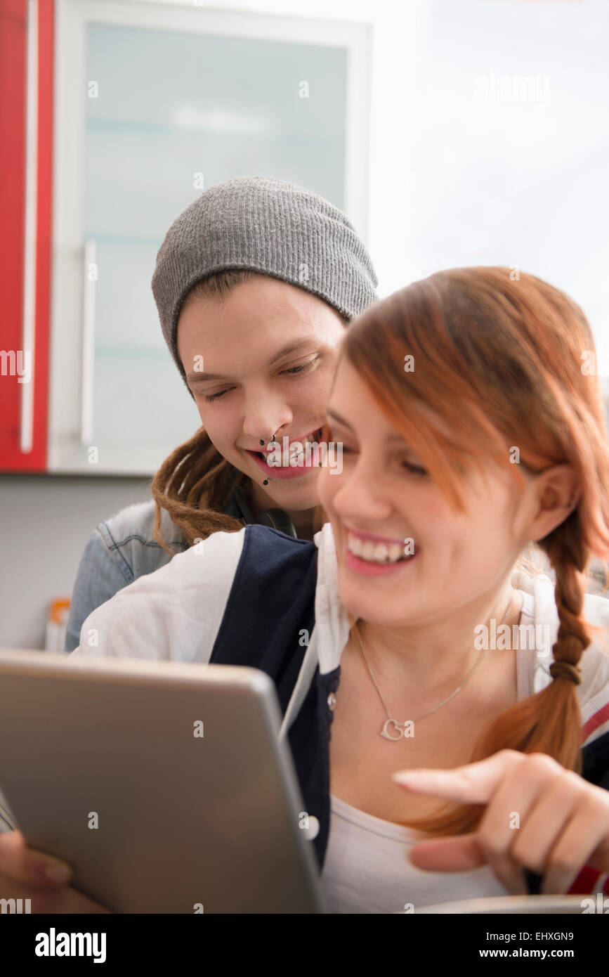 Paar lachen während der Verwendung von digital-Tablette, München, Bayern, Deutschland Stockfoto