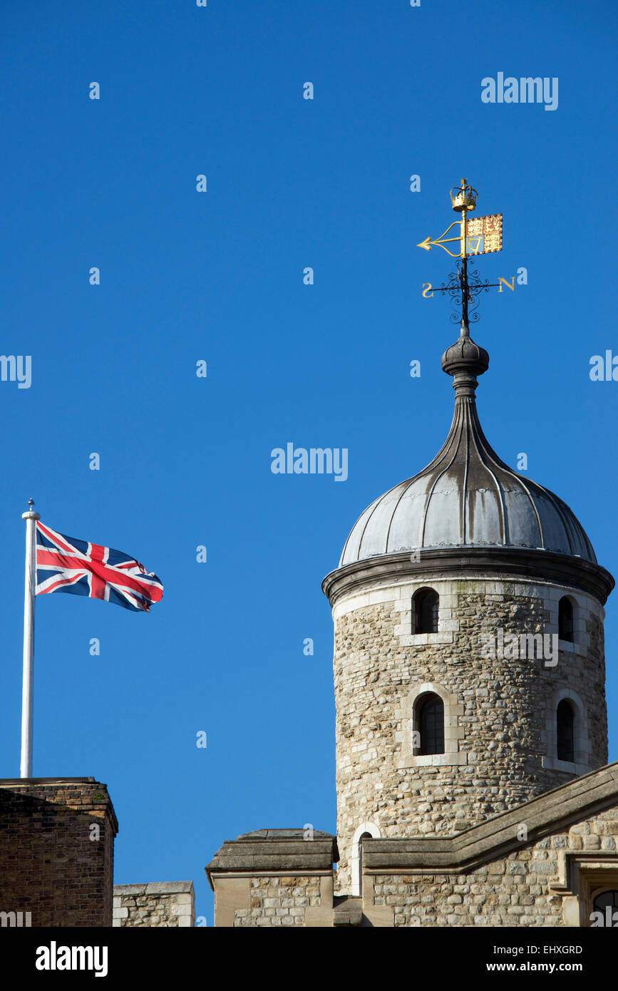 Turm und Union Jack-Flagge Tower of London England Stockfoto