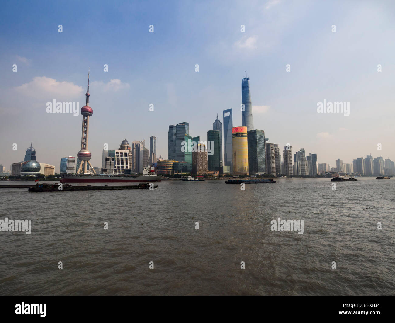 Blick auf den Oriental Pearl Tower und die Skyline von Pudong Bankenviertel über den Huangpu River in Shanghai, China, Asien Stockfoto